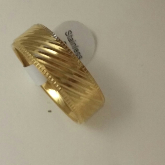 Men's Rings. Stainless Steel Gold Band Ring - Picture 3 of 6